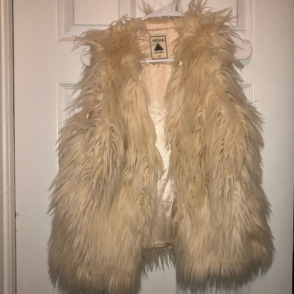 ARDENE FAUX FUR VEST EUC SZ SMALL